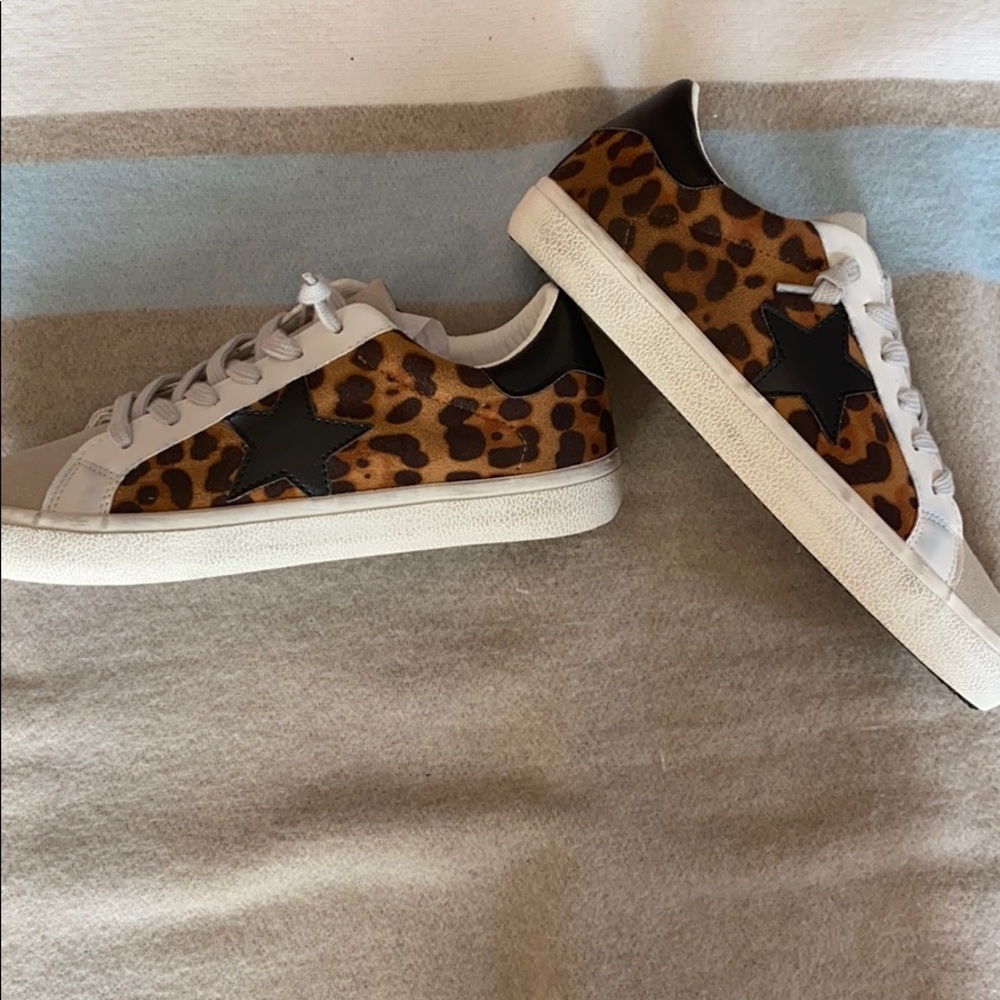 JUSTINE FAUX SUEDE LEOPARD SNEAKER Vici